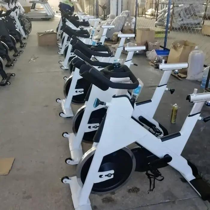 Vélo d'exercice, équipement de gym à domicile