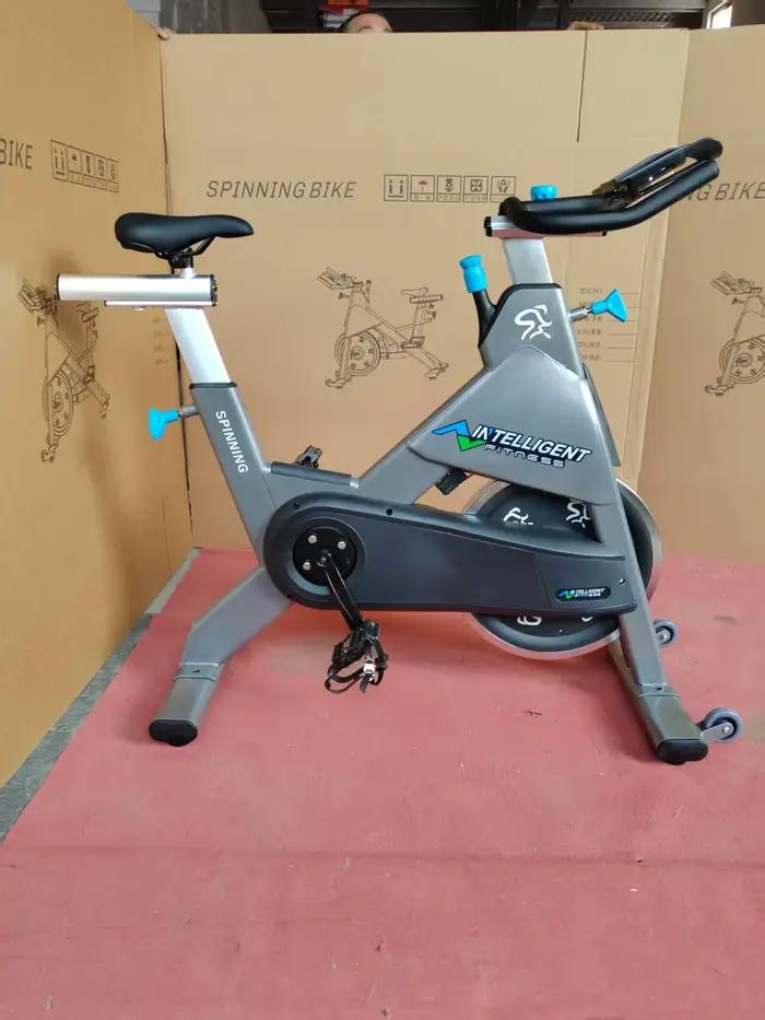 Vélo d'exercice stationnaire de machine cardio de remise en forme commerciale vélo de rotation d'int