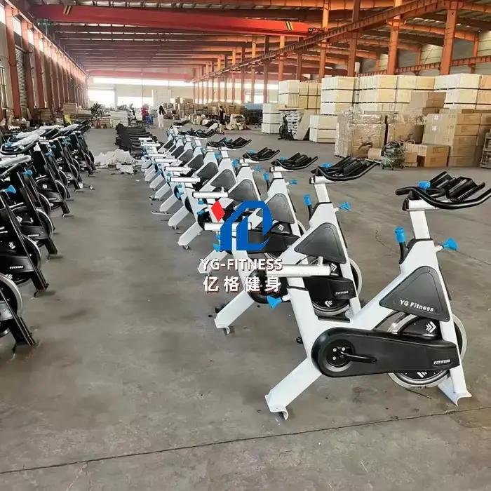 Vélo d'exercice, équipement de gym à domicile
