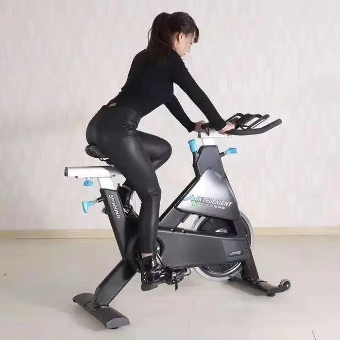 Vélo d'exercice, équipement de gym à domicile
