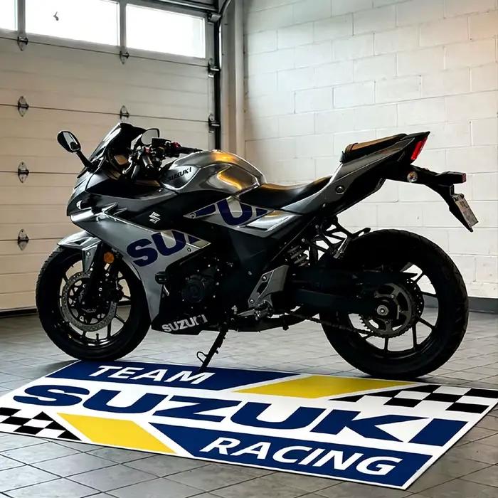 Tapis de garage Suzuki Motorsports, tapis de présentation moto racing cool, tapis pour vélo électrique, paillasson d'entrée, décoration de chambre et de maison