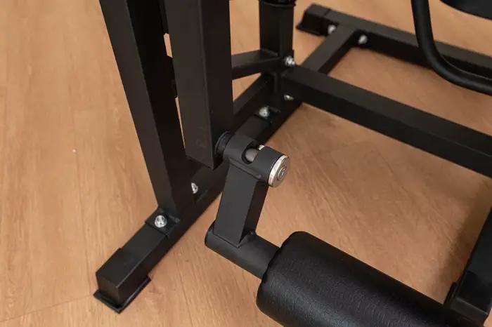 Appareil de musculation combiné pour extensions et curls assis à charge libre